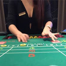 888yet Football Sportsbook မိုဘိုင်းဖုန်းပေါ်မှ ဘောလုံးပွဲ Odds ကြည့်ရှုနေသောပုံ